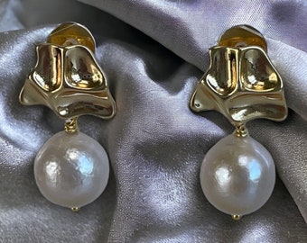 Dainty Baroque Pearl Earrings; Abstract gold Stud; baroque Earrings; Pearl drop; pearl wedding earrings; bridesmaid earrings