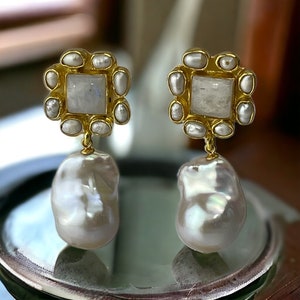Pendientes de boda barrocos con perlas: piedras preciosas, joyería nupcial chapada en oro de 22 quilates.