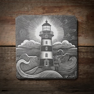 Könnte beinhalten: Quadratischer, graustufiger Untersetzer mit einer Leuchtturmillustration. Der Leuchtturm mit schwarz-weißen Streifen steht vor stilisierten Wellen, Wolken und einem Sonnenstrahl. Der Untersetzer besteht aus einem dunkelgrauen Material.