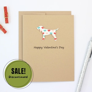 Tarjeta de felicitación individual para el día de San Valentín con perro: perro estándar genérico, patrón de corazón de colores, tarjeta con silueta de mascota, sobre marrón Kraft