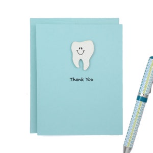 Carte de remerciements simple dent bleu pastel | Carte de voeux faite main de dentiste | Dent avec le sourire | Choisissez les phrases à l'avant et à l'intérieur | Dentaire