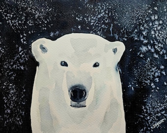 Könnte beinhalten: Ein Aquarellbild eines Eisbärenkopfes vor einem dunkelblauen Hintergrund mit weißen Flecken. Das Fell des Bären ist weiß und seine Augen sind schwarz.