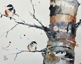Pode incluir: Pintura em aquarela de um tronco de árvore com dois pequenos pássaros empoleirados em um galho. O fundo é bege claro com respingos de tinta marrom.