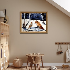 Pode incluir: Uma pintura em aquarela emoldurada de uma raposa e uma coruja em um cen&aacute;rio de floresta nevada. A raposa &eacute; marrom e vermelha, e a coruja &eacute; marrom e branca. A pintura est&aacute; sobre um fundo azul escuro com b&eacute;tulas brancas.