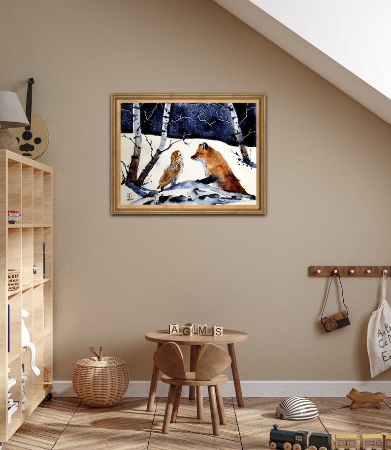 Pode incluir: Uma pintura em aquarela emoldurada de uma raposa e uma coruja em um cen&aacute;rio de floresta nevada. A raposa &eacute; marrom e vermelha, e a coruja &eacute; marrom e branca. A pintura est&aacute; sobre um fundo azul escuro com b&eacute;tulas brancas.