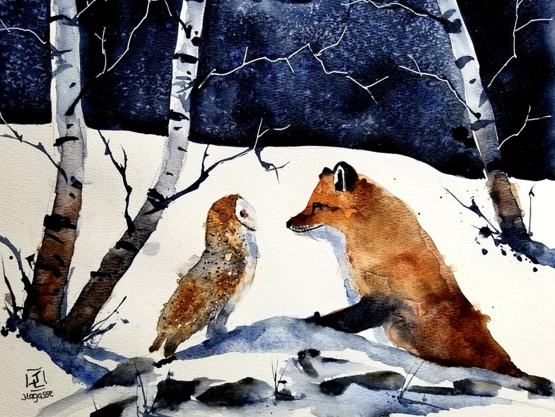 Pode incluir: Uma pintura em aquarela de uma raposa e uma coruja em uma floresta nevada. A raposa &eacute; marrom e branca, e a coruja &eacute; marrom e branca com uma face branca. As &aacute;rvores est&atilde;o nuas e o c&eacute;u &eacute; azul.