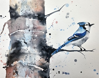 Pode incluir: Pintura em aquarela de um gaio-azul empoleirado em um galho com um tronco de árvore no fundo. A pintura tem um efeito de respingo com tinta azul, preta e vermelha.