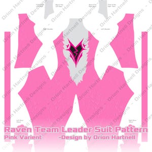 Op de afbeelding: Een roze Raven Team Leader-pakpatroon met een wit en zwart embleem op de borst. Het ontwerp bevat verschillende pakonderdelen, gelabeld met tekst en de naam van de ontwerper. De tekst "Pink Variet" is ook zichtbaar.