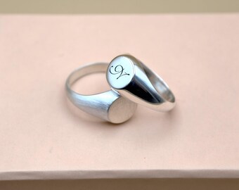 Anillo de sello con monograma dorado para mujer: anillo con inicial personalizado, joyería hecha a mano, regalo para mamá, boda y regalos para ella.