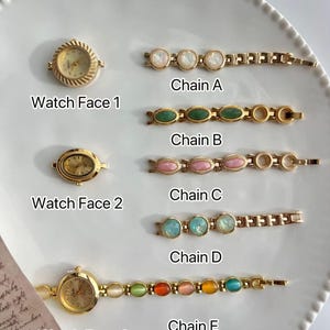 以下が含まれることがあります： Watch Face 1、2、3とChain A、B、C、D、Eとラベル付けされた3つのゴールドトーンの時計の文字盤と5つのゴールドトーンのリンクチェーン。チェーンAは白い石、Bは緑、Cはピンク、Dは水色、Eは時計に取り付けられたマルチカラーの石が特徴です。