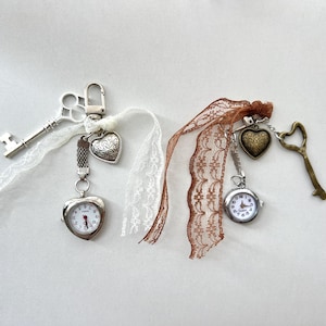 Brelok do kluczy z zegarkiem w kształcie serca w stylu vintage z koronką w kolorze srebrnym, brelok do kluczy z zegarkiem w kształcie serca, brązowy dodatek do torebki z koronki w kształcie serca, brelok do kluczy z zegarem Y2K, brelok do kluczy w stylu vintage