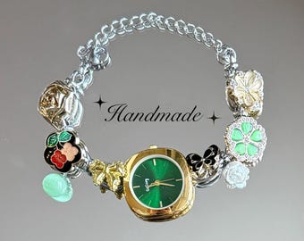 Vintage grönt klockarmband, armbandsur med knappar, grönt klockarmband, sött berlockarmband, elegant bröllopsklocka, unik klockpresent till henne