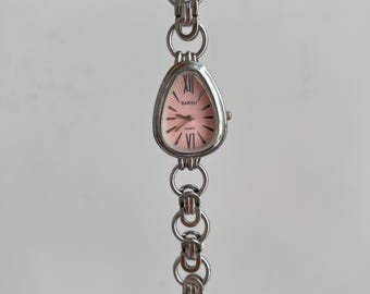 Reloj de pulsera minimalista para mujer hecho a mano, reloj con esfera rosa, reloj plateado con esfera irregular, elegante reloj con cadena plateada, regalo de reloj rosa Y2K