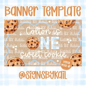 Może przedstawiać: Szablon banera z brązowym tłem i niebiesko-białym wzorem w kratę. Baner zawiera pomarańczowy tekst "BANNER TEMPLATE" oraz tekst "Colton is ONE sweet cookie". Ciasteczka z kawałkami czekolady umieszczone są wokół banera.