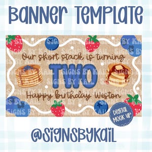 Puede incluir: Una plantilla de banner de cumpleaños con un fondo de papel kraft, con el texto "BANNER TEMPLATE" en azul. El banner dice "Our short stack is turning TWO" y "Happy birthday Weston". Incluye ilustraciones de panqueques, fresas y arándanos.