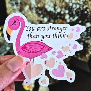 Pegatina de flamenco "Eres más fuerte de lo que crees": una bonita pegatina motivacional para portátiles, botellas de agua, diarios y más.