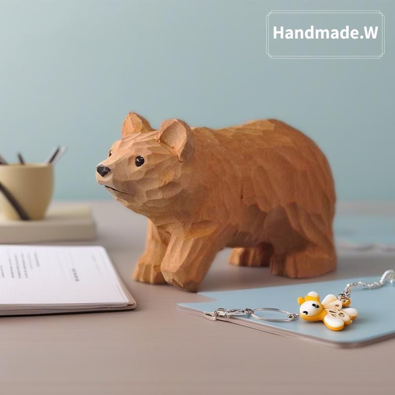 木製のクマの置物：素朴な手彫りのアート（ファセット加工された無垢材