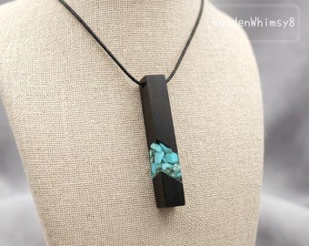 Colar Boho em Madeira de Ébano: Pingente em Resina Turquesa, Cordão Ajustável Unissex, Joia Minimalista para Presente