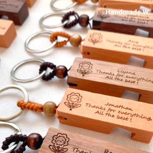 Llavero de madera personalizado con soporte para teléfono: minisoporte portátil con grabado personalizado: el regalo ideal para él o ella.