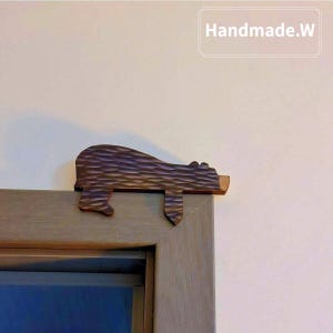 Adorno de madera para repisa de puerta con forma de oso: diseño con bordes texturizados tallados a mano, ideal como regalo de inauguración para amantes de los osos, con acento rústico nórdico.