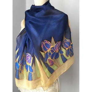 Handbemaltes Seidentuch – Iris auf Dunkelblau – 40×150 cm lang, 100% Maulbeerseide, elegantes Geschenk für Sie