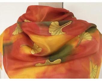 Foulard en soie de taille moyenne avec des feuilles de ginkgo dans des tons automnales