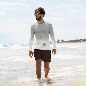 Gray White Rash Guard, Geometric Symbols Men&#39;s Long Sleeve Shirt, Sun Protection UPF 50+, Swimwear or Training, perfect for Beach and Sports