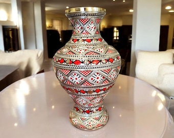手作りのモロッコ陶器の花瓶：赤いセラミックニッケルシルバーの象嵌