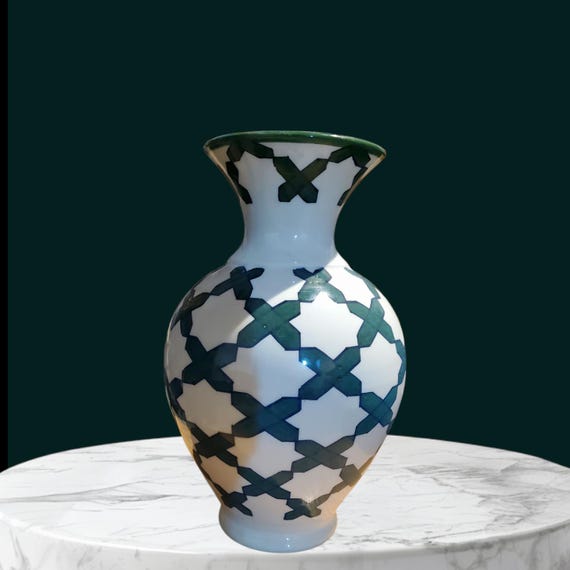 手作りの幾何学模様が美しいモロッコ風陶器の花瓶 – モダンな