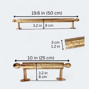 Puede incluir: Dos tiradores de puerta decorativos de latón. El tirador más grande mide 50 cm de largo, y el más pequeño 25 cm. Ambos tienen un diseño floral ornamentado y miden 8 cm de ancho. El detalle es de 3 cm (1,2 pulg).