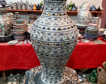 手作りのモロッコ陶器の花瓶：赤いセラミックニッケルシルバーの象嵌