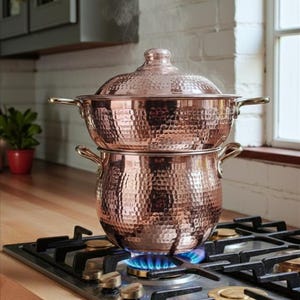 以下が含まれることがあります： 白いセラミックマグカップ、黒いハンドル付き、手書き風の「But First, Coffee」の文字。マグカップは白い表面に置かれています。マグカップの高さは約10cmです。