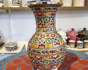手作りのモロッコ陶器の花瓶：赤いセラミックニッケルシルバーの象嵌