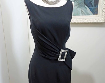 Lilli Diamond Designer 50's Vamp Wiggle Dress w Gran hebilla de diamantes de imitación Sexy California Tailored LBD Vintage Vixen