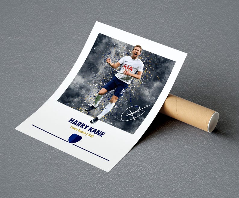 K&ouml;nnte beinhalten: Ein wei&szlig;-blaues Fu&szlig;balltrikot mit einem Spieler, der ein Tor feiert. Das Trikot tr&auml;gt den Text "AIA" auf der Vorderseite und die Nummer "10" auf der R&uuml;ckseite. Der Spieler ist Harry Kane, und der Text "HARRY KANE Team Name | #10" befindet sich unter dem Bild.