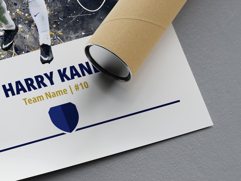 K&ouml;nnte beinhalten: Ein wei&szlig;-blaues Poster mit einer Aquarell-Illustration eines Fu&szlig;ballspielers. Das Poster tr&auml;gt den Text "HARRY KANE" und "Team Name | #10" in goldenen Buchstaben. Unter dem Text befindet sich ein blaues Schildlogo.