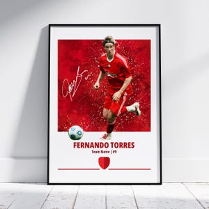 Könnte beinhalten: Gerahmtes Poster mit Fernando Torres in roter Fußballausrüstung, mit einem Fußball unten. Der Hintergrund ist ein leuchtendes Rot mit weißen Akzenten. Enthält seine Unterschrift und den Text "Fernando Torres, Team Name | #9".