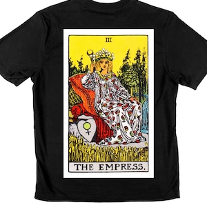 Camiseta negra con la carta del Tarot de la Emperatriz: trae buena suerte y energía positiva.