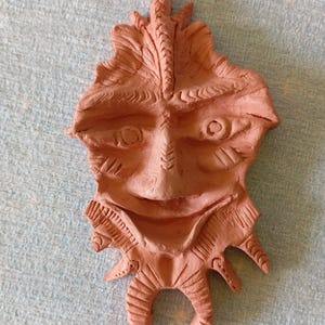 Handgemaakt terracotta klei wandmasker | Rustieke zonsculptuur | Primitieve volkskunst wanddecoratie | Rode klei geestenmasker decoratie