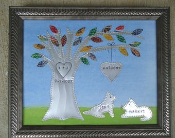 Puede incluir: Un árbol de metal plateado con hojas hechas de tapas de botellas de colores. El árbol tiene un corazón con las iniciales "Y + J" y la fecha "7-7-2007" en el tronco. Un corazón con el nombre "Anthony" cuelga de una rama. Dos gatos de metal plateado con los nombres "Jerry" y "Markiz" están sentados en el suelo.