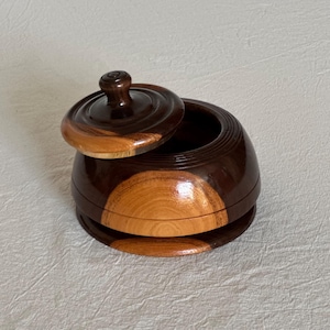 Vintage handgedrechselte runde hölzerne Trinket-Box mit Deckel-Vintage hölzerne Wohndekor-Schmuckschatulle-Midcentury Wohndekor
