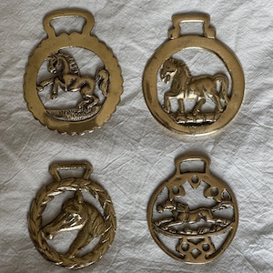 Selección de latón de caballo vintage, adorno de caballo, arnés de latón, medallón de silla de montar, decoración ecuestre coleccionable, regalo para amantes de los caballos, galería, decoración de pared