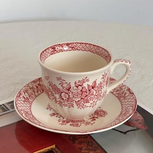 Bellissimo set da tè e piattino vintage Mason&#39;s Stratford in ceramica rosa e rossa Ironstone, decoro per cucina inglese in ceramica rossa e bianca.