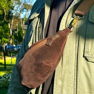 Handgefertigte Wildleder Umhängetasche Gürteltasche - Unisex Fanny Pack für Reisen, Outdoor, den täglichen Gebrauch - Braune & Grüne Farben