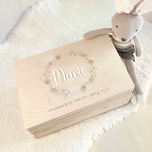 Erinnerungskiste Baby aus Holz – personalisierte Holzkiste mit 3D-Name – Geschenk zur Geburt & Taufe Mädchen Junge – Erinnerungsbox Baby