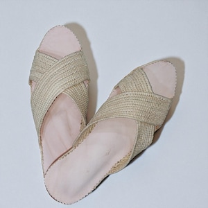 Handmade Woven Raffia Leather Slides – Moroccan Summer Sandals – Boho Flat Mules  – Artisan Footwear for Women – gift for her