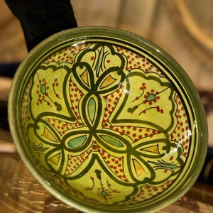 Bol marocain fait main en céramique | Motif floral vert rouge | Plat de service en poterie traditionnelle | Décoration de cuisine bohème