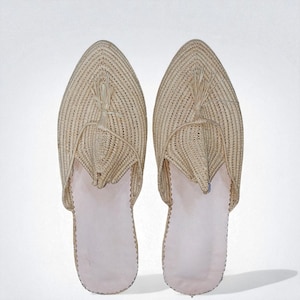 Natural Woven Straw Slippers – Handmade Moroccan Babouche Slides – Boho Chic Summer Flats – Eco-Friendly Raffia Mules