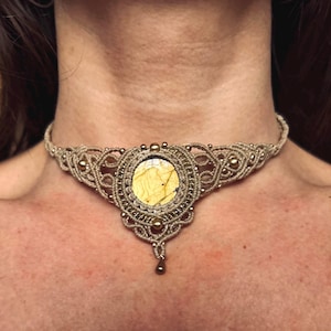Macramé edelsteenketting: abalone, labradoriet, maansteen, boho-sieraden