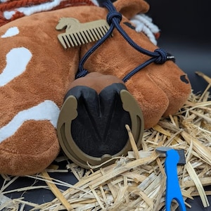 Hobby Horse Hufsystem – HUFINI Set mit Hufeisen, Gravurkarte, Kamm & Holzbox